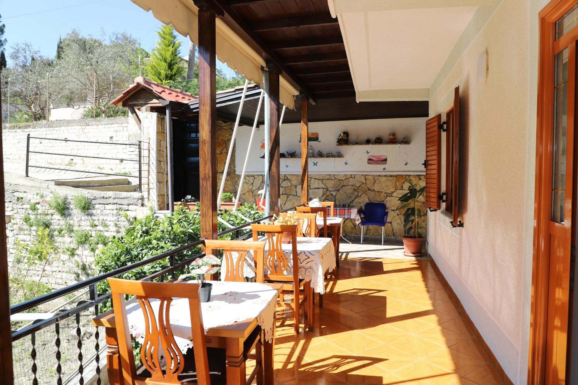 Guest House Marjo Berat Bagian luar foto