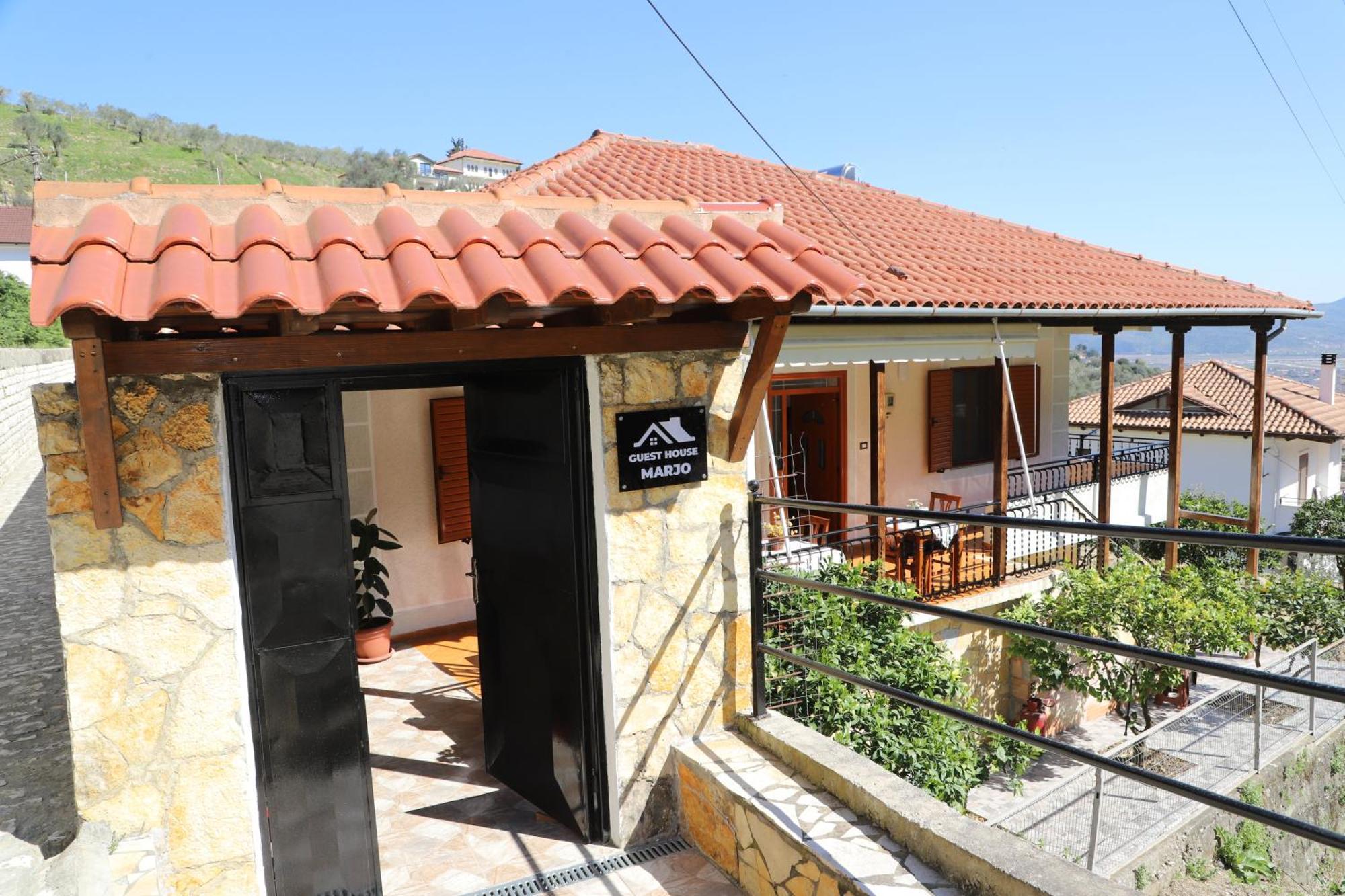 Guest House Marjo Berat Bagian luar foto